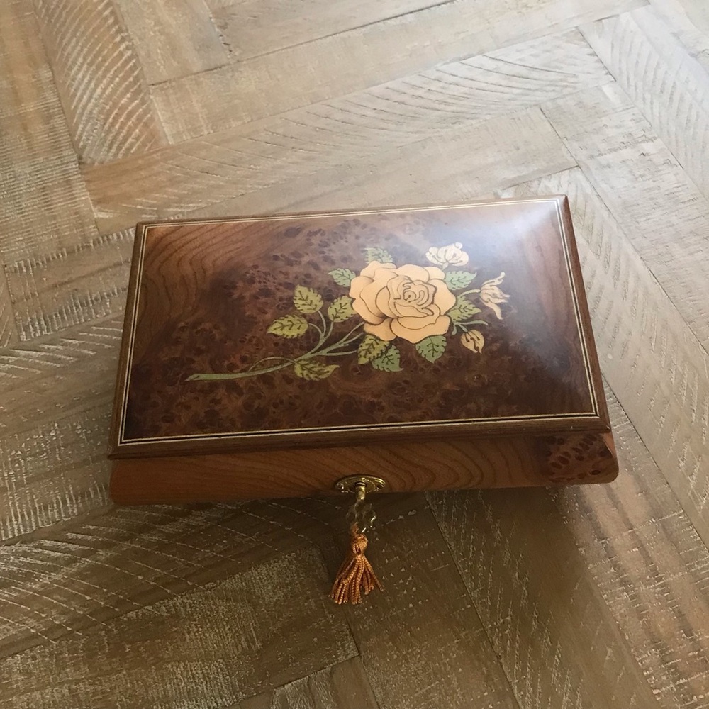 🎼 🎶Collectible - Romance Swiss Music Box 🎼 🎶